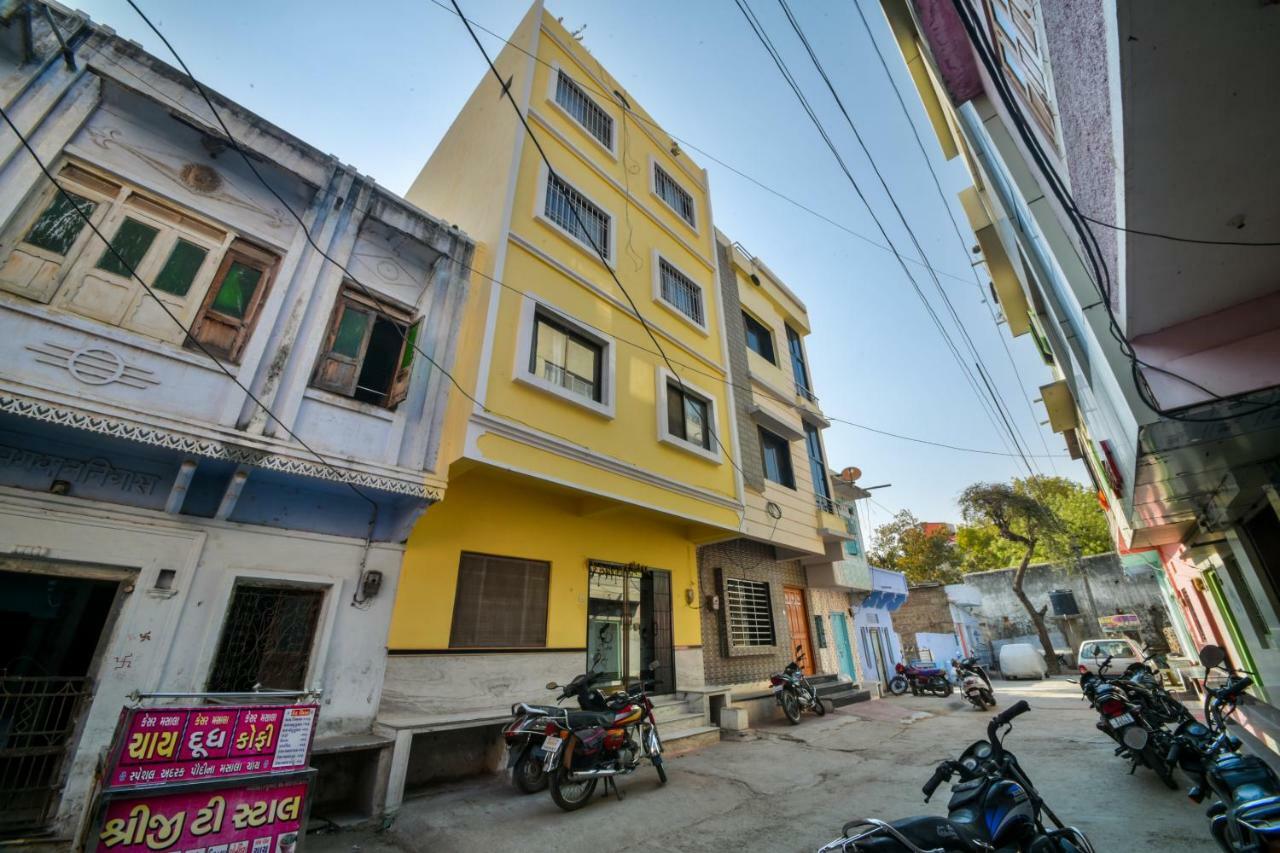 Hotel Vinayaka Nāthdwāra Exteriör bild